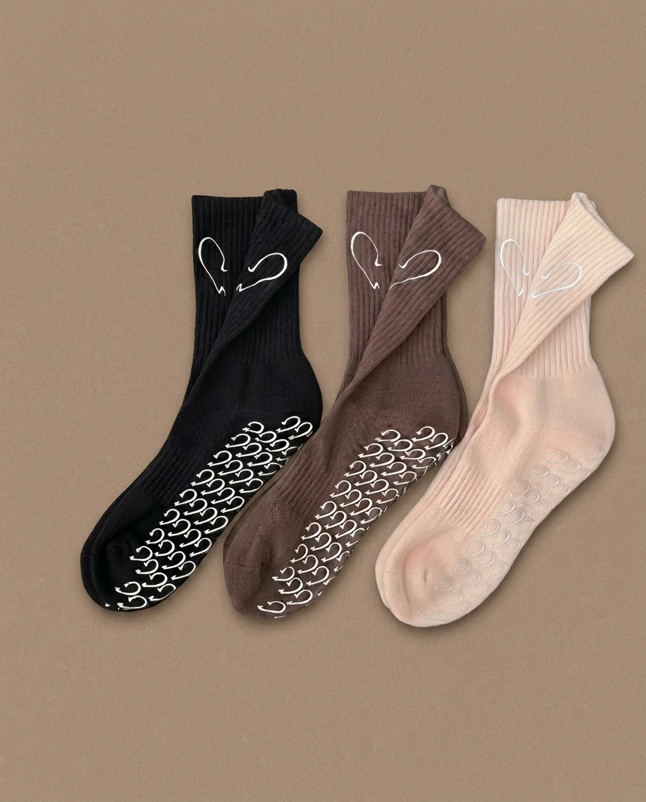 Coffret de trois paires de chaussettes VORN en coton côtelé écru avec cœur brodé et grip antidérapant